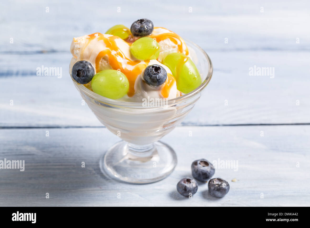 Libre de la crème glacée aux fruits avec des fruits Banque D'Images