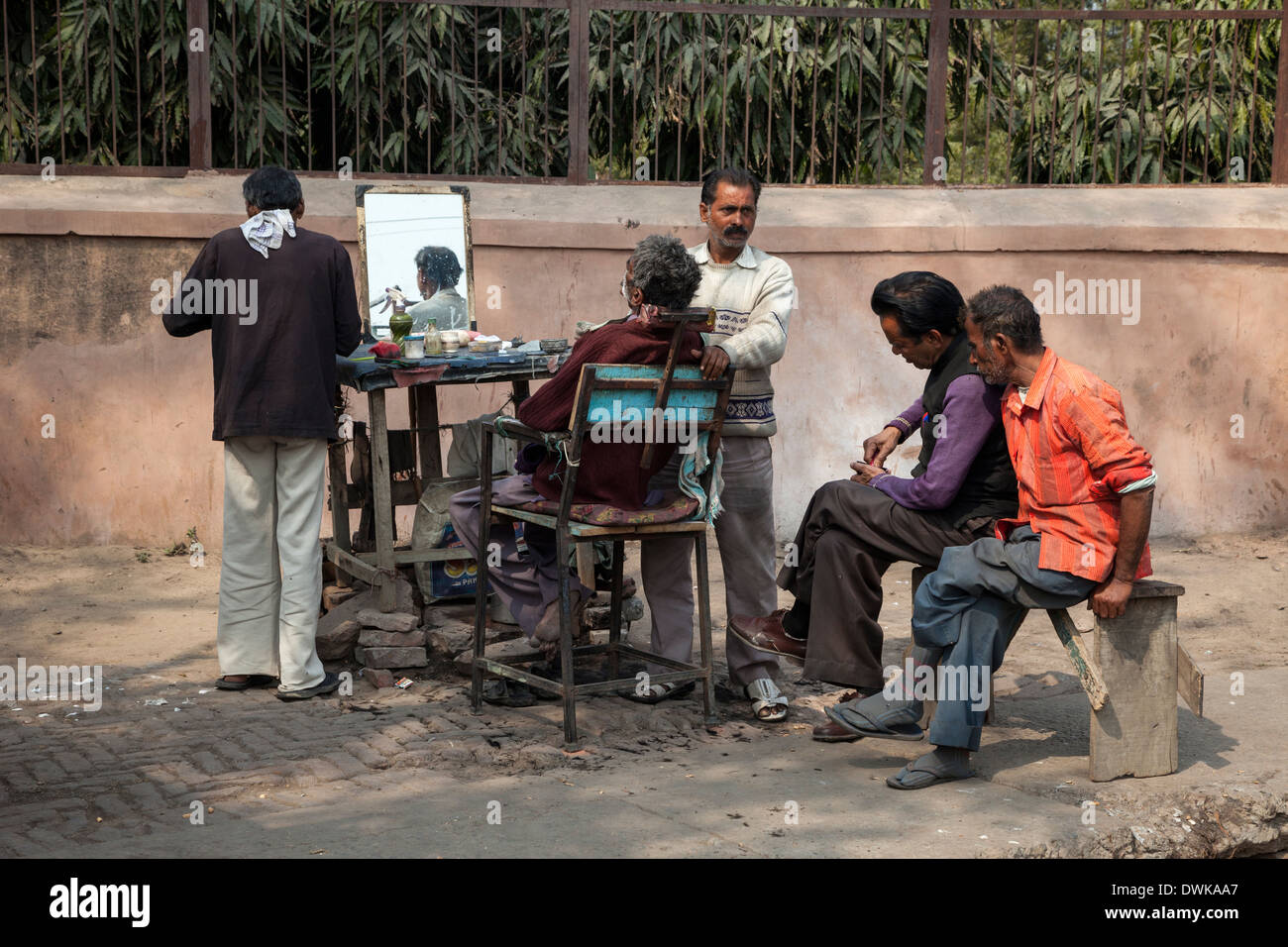 Agra, Inde. Un barbier sur le trottoir. Banque D'Images