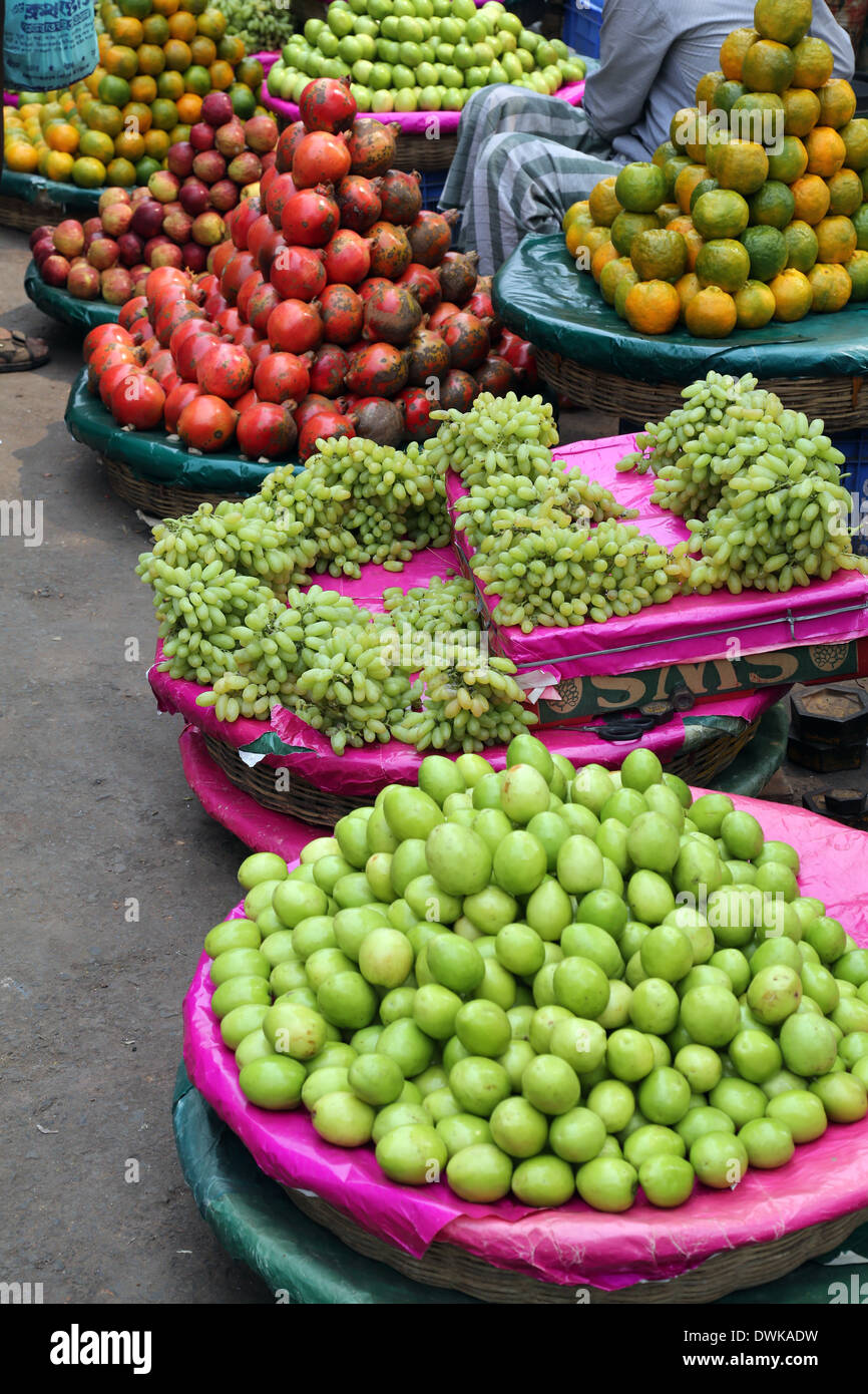 Asian farmer's vente de fruits frais, Kolkata, Inde Banque D'Images