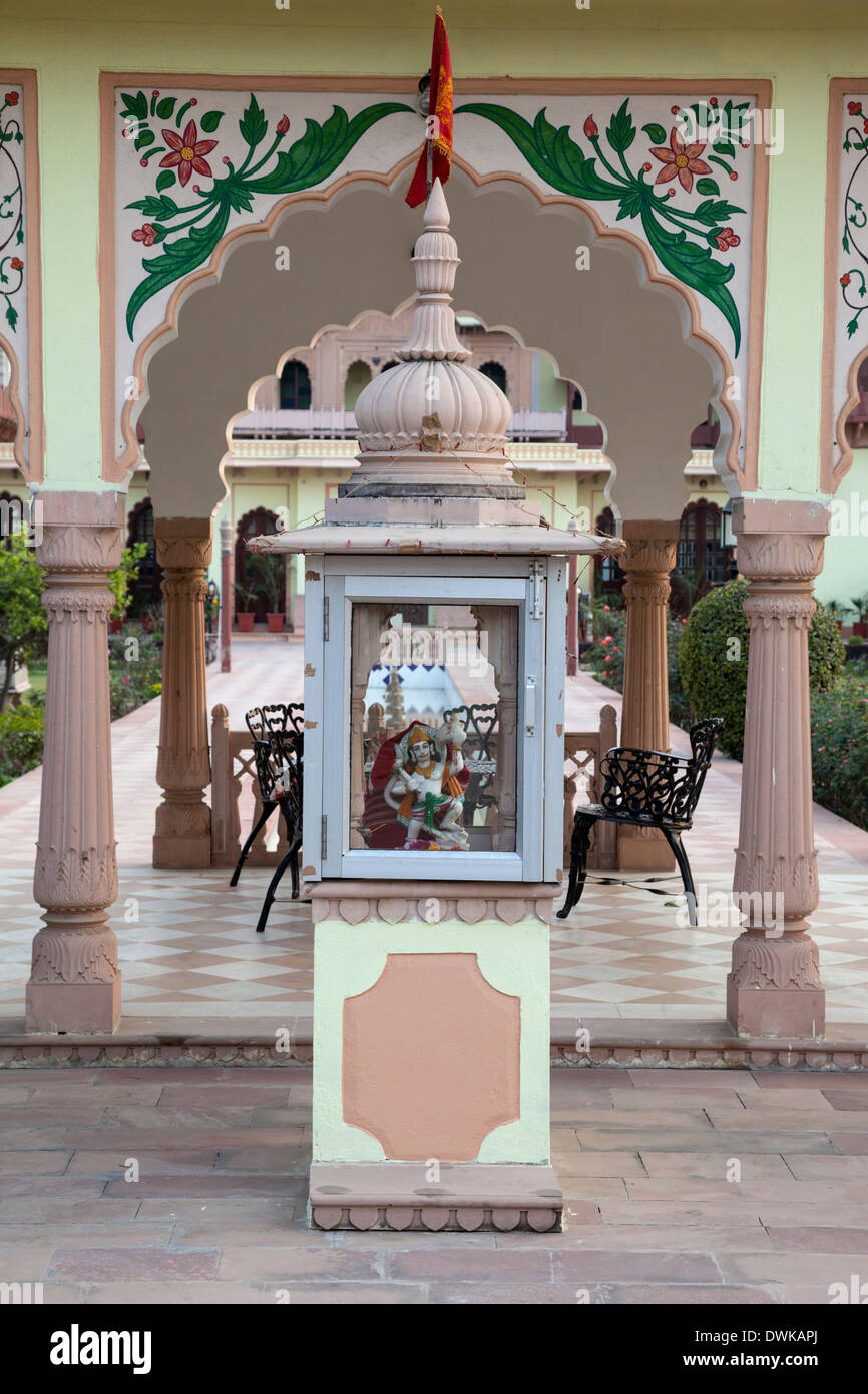 Bharatpur, Rajasthan, Inde. Sanctuaire hindou garde Entrée au LAXMI VILAS PALACE, un hôtel d'héritage. Banque D'Images