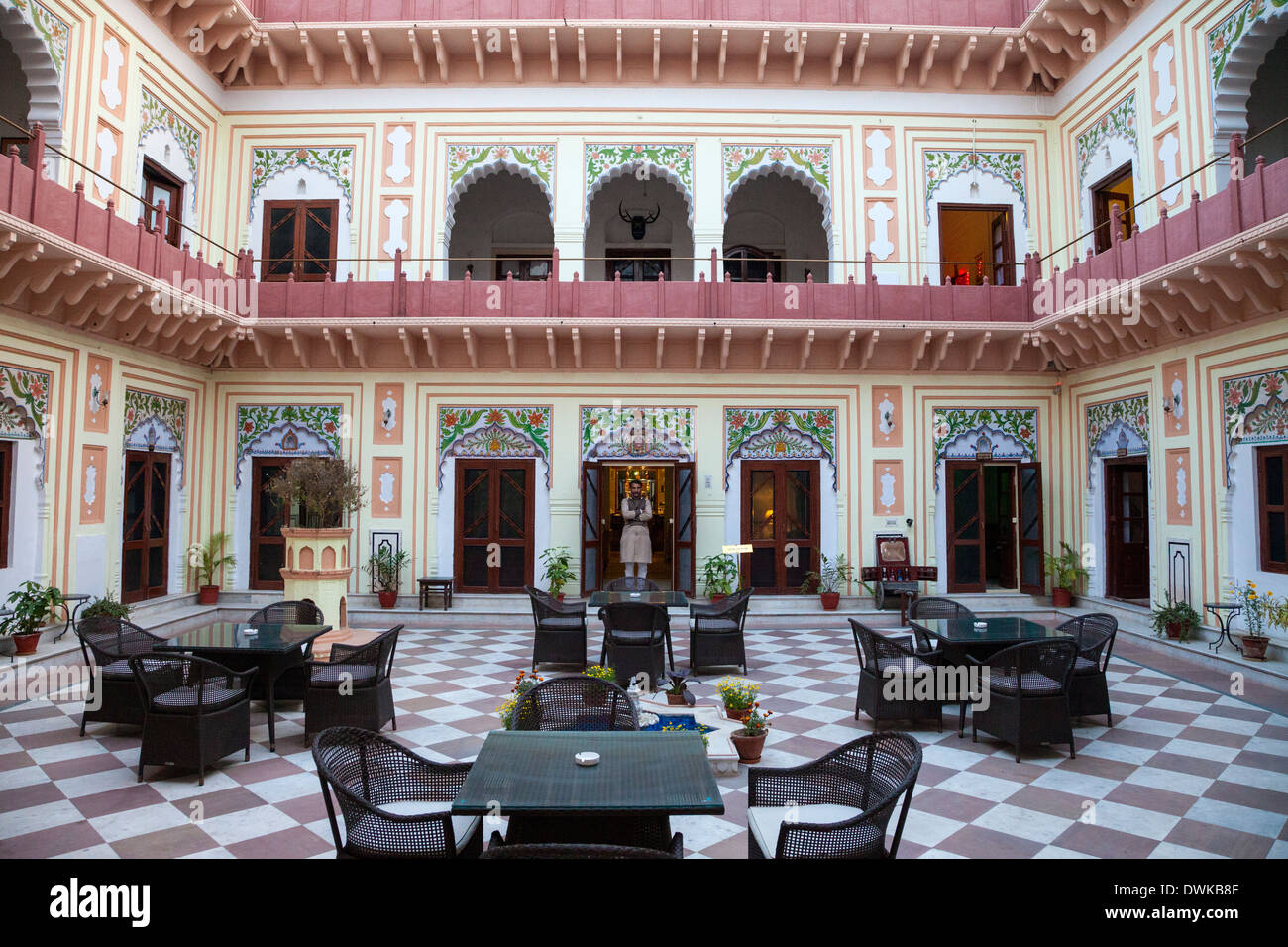 Bharatpur, Rajasthan, Inde. Cour intérieure de la LAXMI VILAS PALACE, un hôtel d'héritage. Banque D'Images