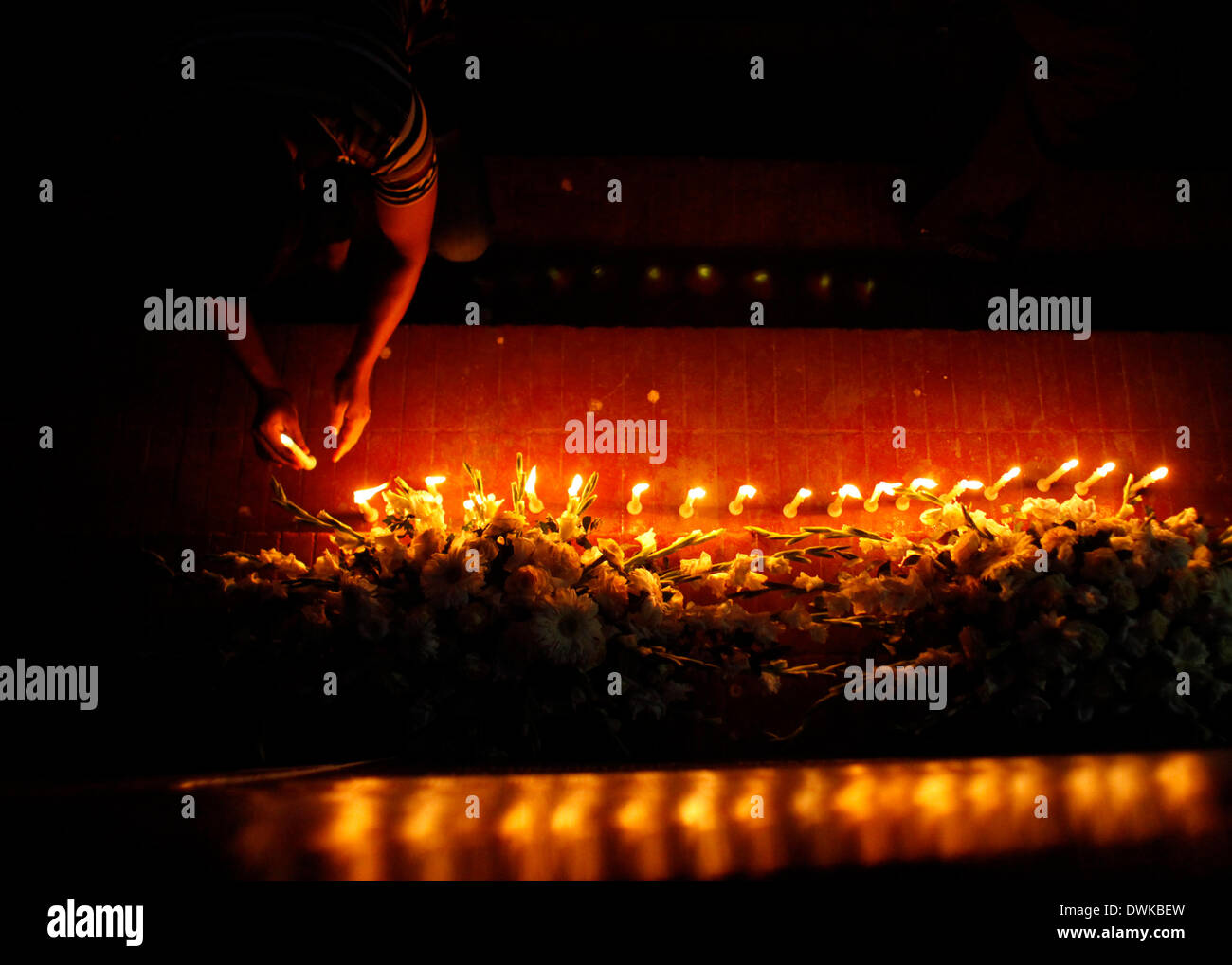 Dhaka, Bangladesh - 10 mars 2014 : peuple bangladais tenir allumé des bougies qu'ils rendent hommage aux victimes du séisme et du tsunami de 2011 au Japon, en face de Central Dhaka Shohid Minar. Le jeudi marque le troisième anniversaire du tremblement de terre, tsunami et catastrophe nucléaire connu sous le nom de 3,11 qui a tué 15 884 personnes et laissé 2 636 disparus dans de vastes régions de sa côte nord. (Photo de Zakir Hossain Chowdhury/Pacific Press) Banque D'Images