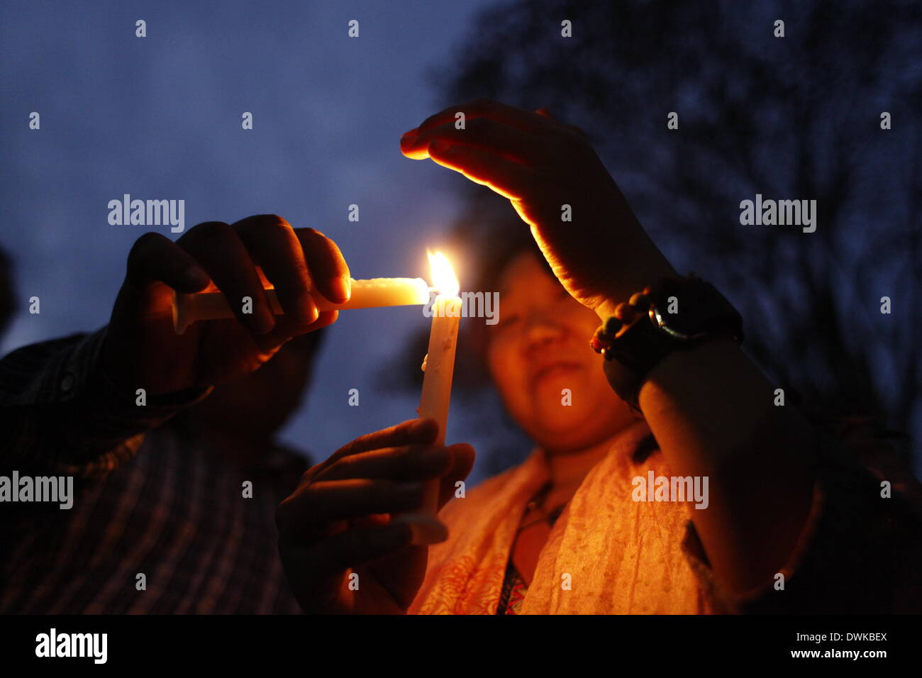 Dhaka, Bangladesh - 10 mars 2014 : peuple bangladais tenir allumé des bougies qu'ils rendent hommage aux victimes du séisme et du tsunami de 2011 au Japon, en face de Central Dhaka Shohid Minar. Le jeudi marque le troisième anniversaire du tremblement de terre, tsunami et catastrophe nucléaire connu sous le nom de 3,11 qui a tué 15 884 personnes et laissé 2 636 disparus dans de vastes régions de sa côte nord. (Photo de Zakir Hossain Chowdhury/Pacific Press) Banque D'Images