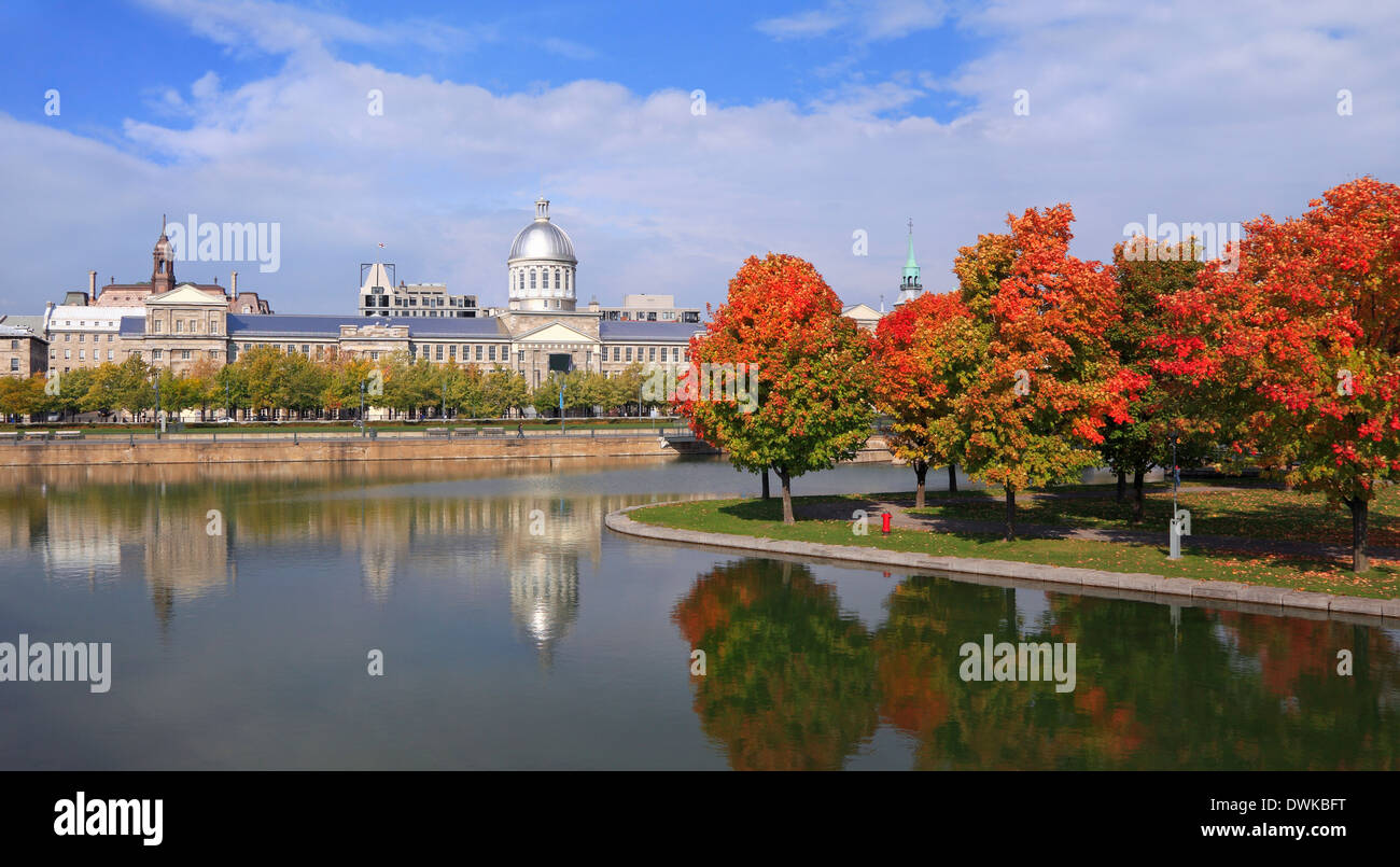 Le vieux Montréal, Réflexions du Bassin Bonsecours en automne Banque D'Images