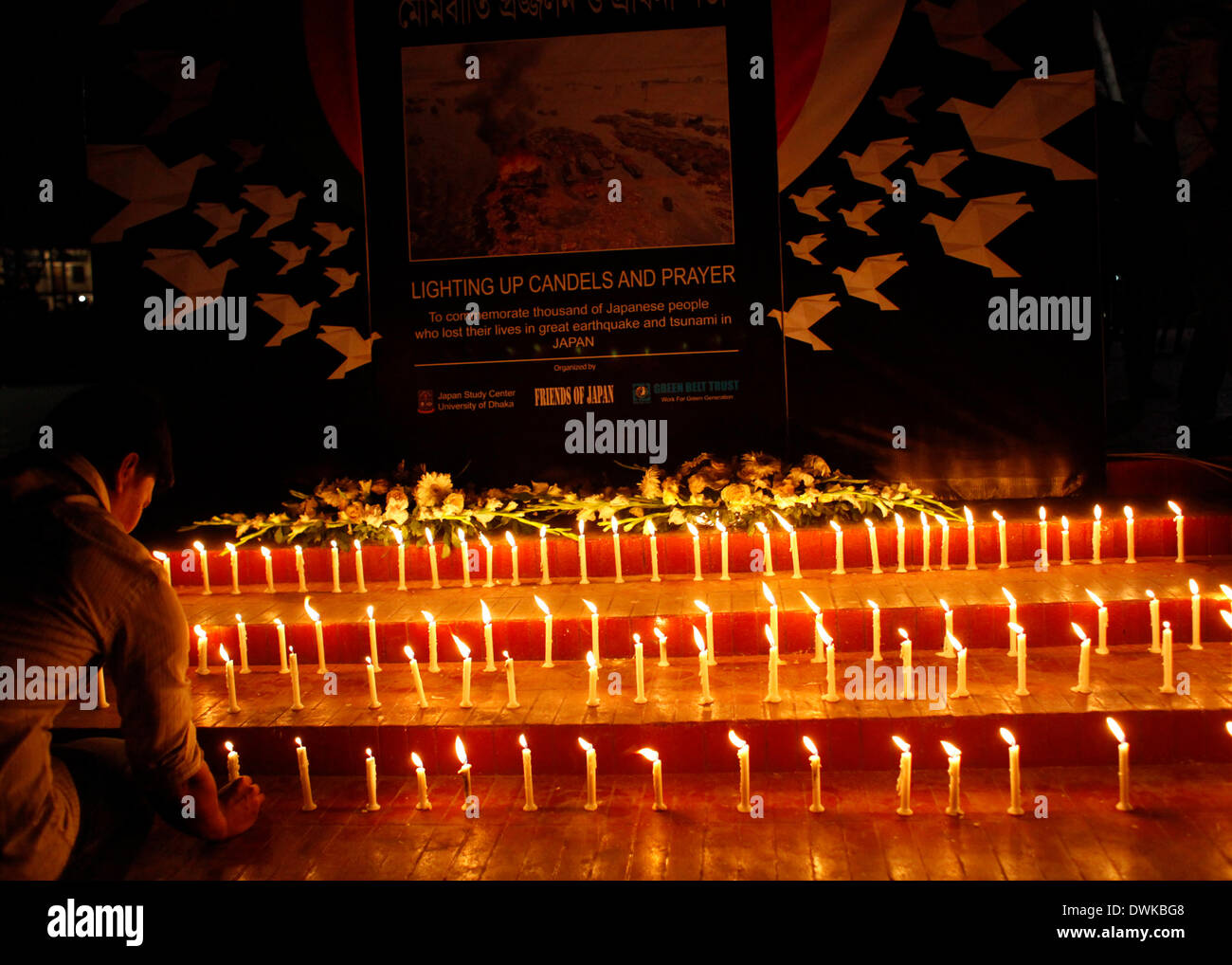 Dhaka, Bangladesh - 10 mars 2014 : peuple bangladais tenir allumé des bougies qu'ils rendent hommage aux victimes du séisme et du tsunami de 2011 au Japon, en face de Central Dhaka Shohid Minar. Le jeudi marque le troisième anniversaire du tremblement de terre, tsunami et catastrophe nucléaire connu sous le nom de 3,11 qui a tué 15 884 personnes et laissé 2 636 disparus dans de vastes régions de sa côte nord. (Photo de Zakir Hossain Chowdhury/Pacific Press) Banque D'Images