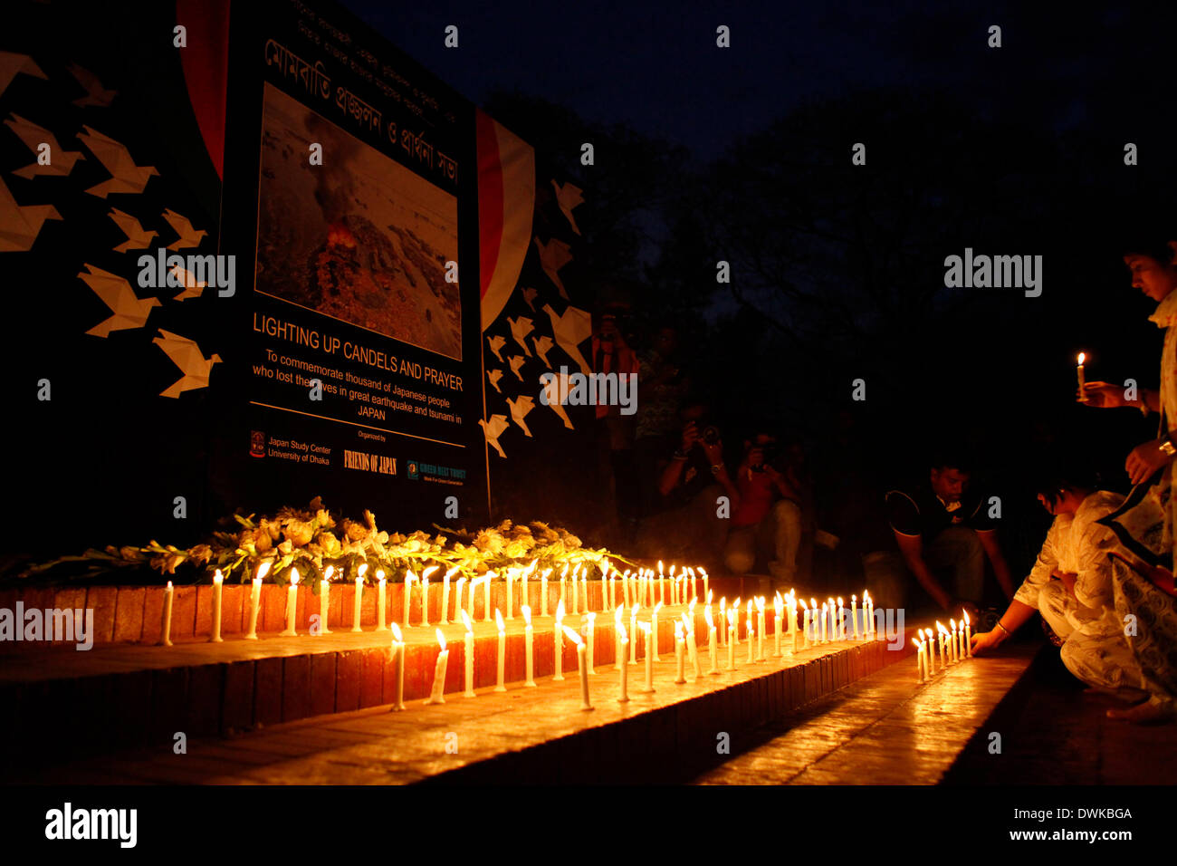 Dhaka, Bangladesh - 10 mars 2014 : peuple bangladais tenir allumé des bougies qu'ils rendent hommage aux victimes du séisme et du tsunami de 2011 au Japon, en face de Central Dhaka Shohid Minar. Le jeudi marque le troisième anniversaire du tremblement de terre, tsunami et catastrophe nucléaire connu sous le nom de 3,11 qui a tué 15 884 personnes et laissé 2 636 disparus dans de vastes régions de sa côte nord. (Photo de Zakir Hossain Chowdhury/Pacific Press) Banque D'Images