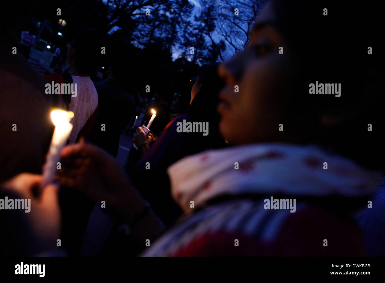 Dhaka, Bangladesh - 10 mars 2014 : peuple bangladais tenir allumé des bougies qu'ils rendent hommage aux victimes du séisme et du tsunami de 2011 au Japon, en face de Central Dhaka Shohid Minar. Le jeudi marque le troisième anniversaire du tremblement de terre, tsunami et catastrophe nucléaire connu sous le nom de 3,11 qui a tué 15 884 personnes et laissé 2 636 disparus dans de vastes régions de sa côte nord. (Photo de Zakir Hossain Chowdhury/Pacific Press) Banque D'Images