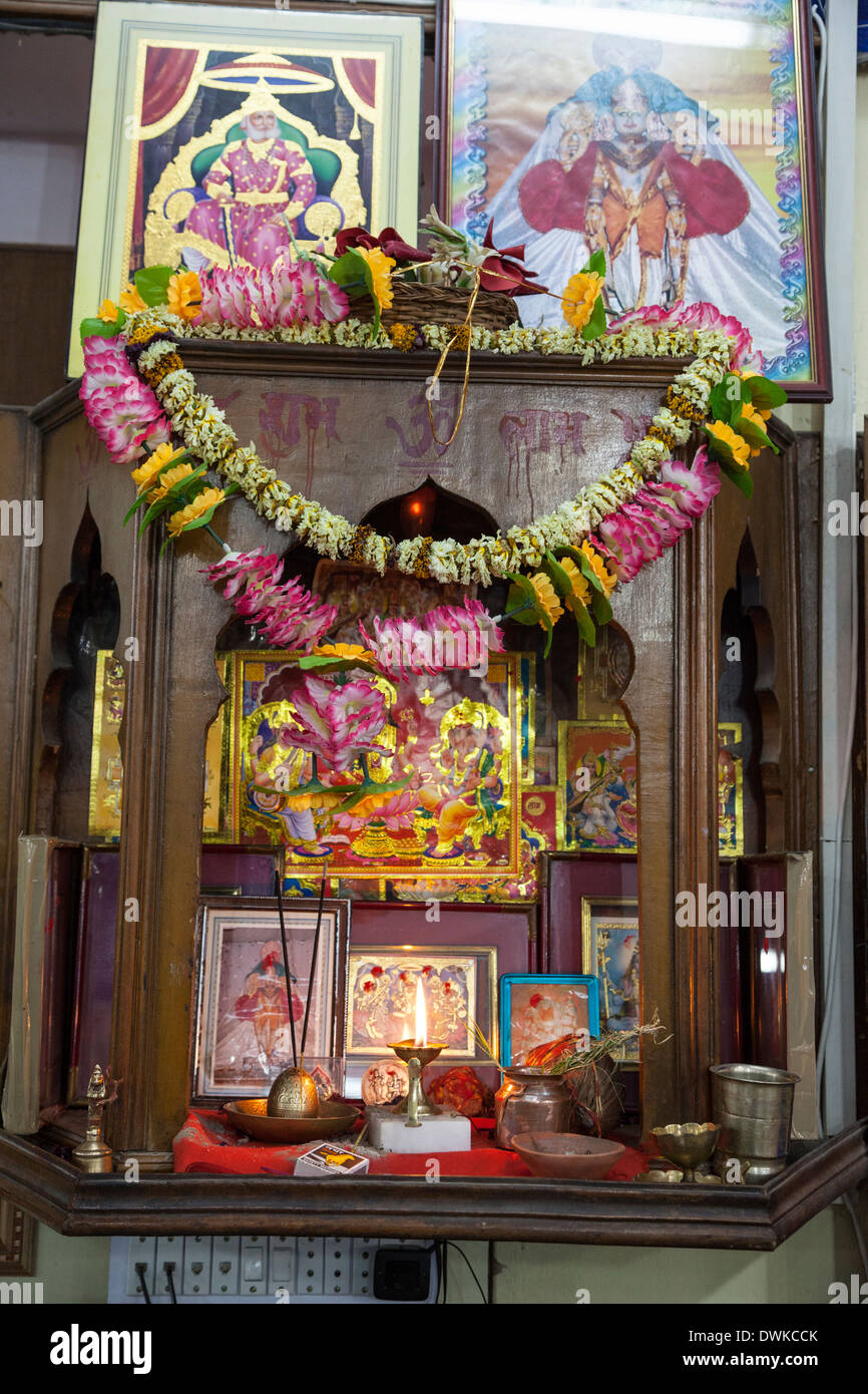 Le Rajasthan, Inde. Petit sanctuaire dans une halte routière arrêter de vendre des rafraîchissements et des articles divers. Banque D'Images