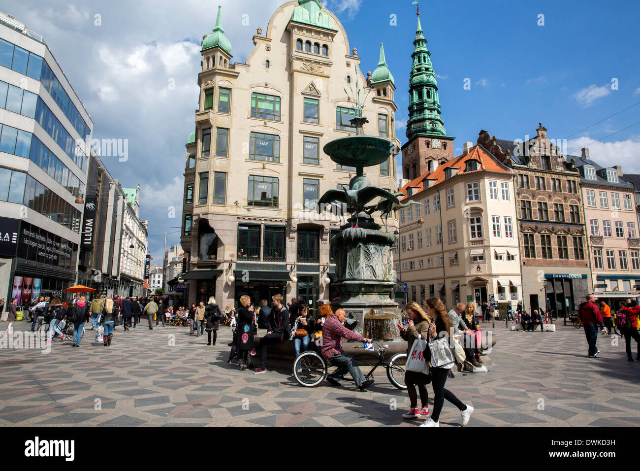 La zone piétonne autour de la statue Storkespringvandet à Copenhague. Banque D'Images