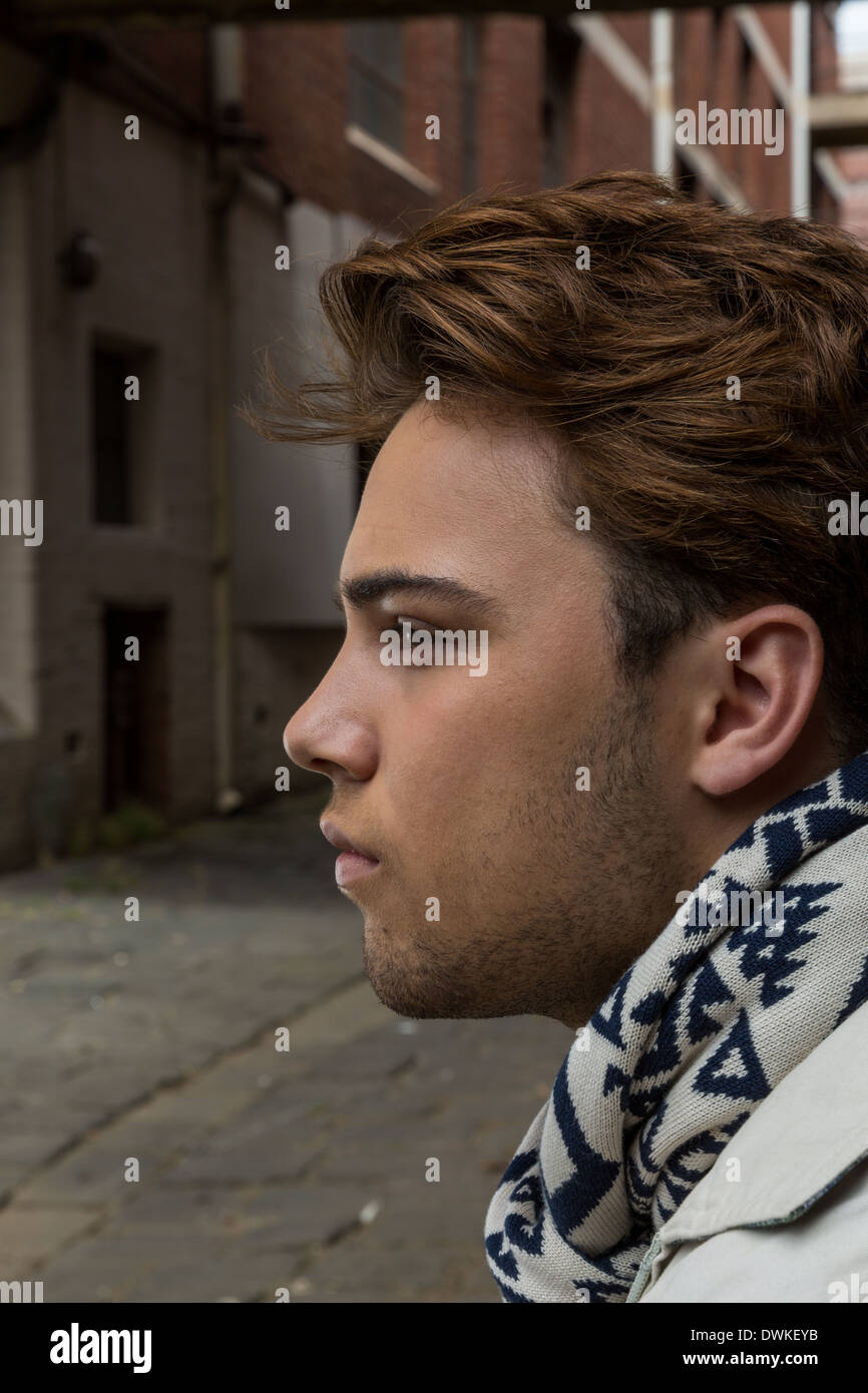 Beau jeune homme de race blanche dans un site industriel vintage Banque D'Images