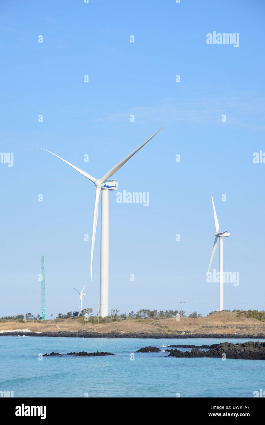 Les générateurs d'énergie éolienne en mer, l'île de Jeju Banque D'Images