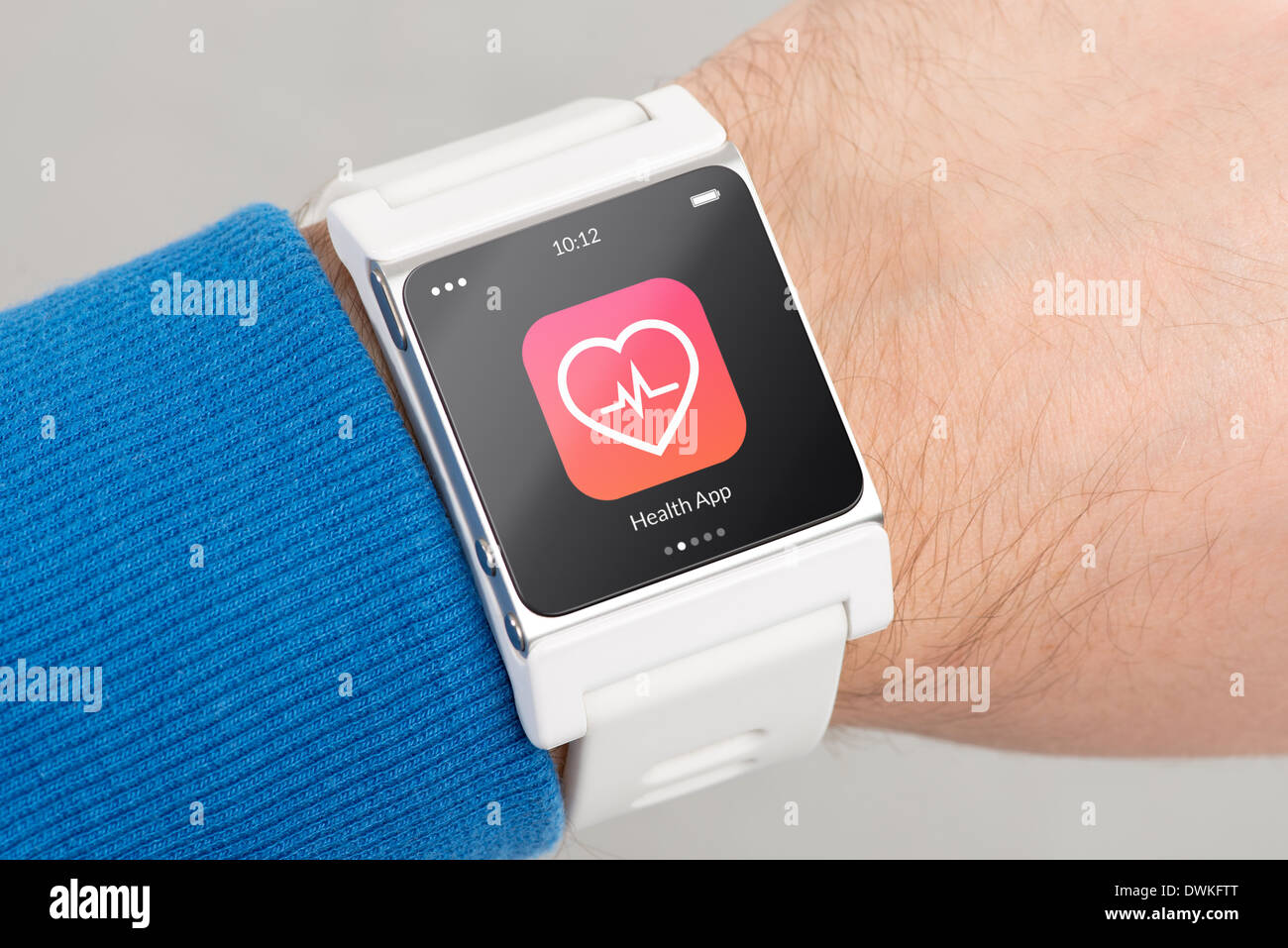 Close up smart blanc montre à l'icône de l'application de la santé sur l'écran est en main Banque D'Images