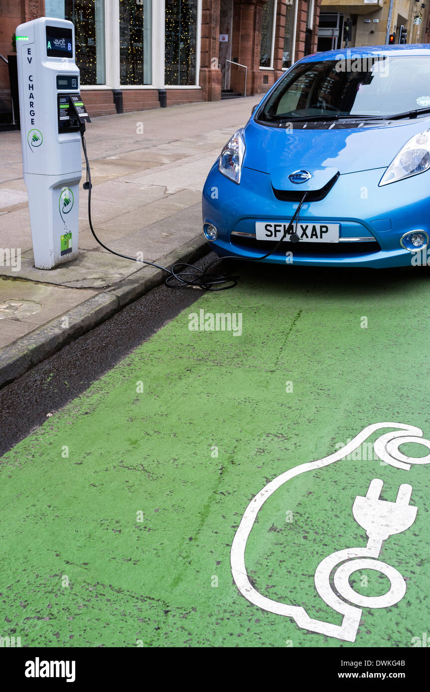 La voiture électrique d'être rechargée à partir d'un point de recharge, le centre-ville de Glasgow, Écosse, Royaume-Uni, Grande Bretagne Banque D'Images