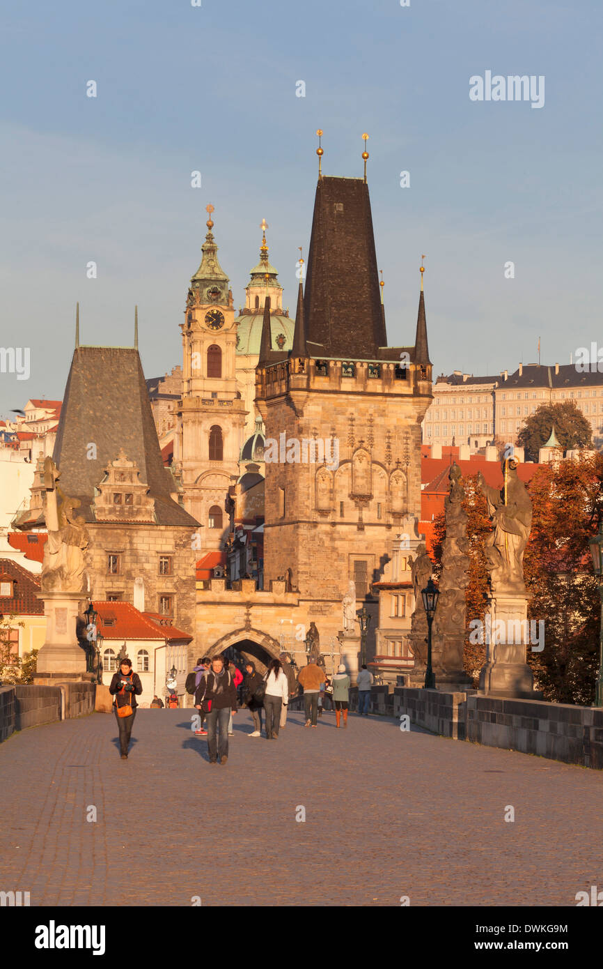 Le Pont Charles et la Tour du pont de Malá Strana, dans la lumière du matin, Site du patrimoine mondial de l'UNESCO, Prague, la Bohême, République Tchèque Banque D'Images