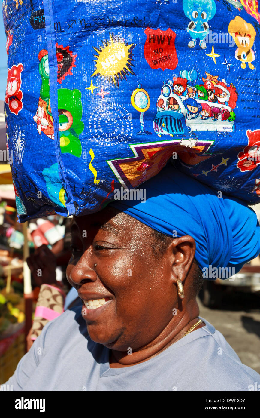 Dame avec panier sur la tête, marché, Roseau, Dominique, Antilles,  Caraïbes, Amérique Centrale Photo Stock - Alamy