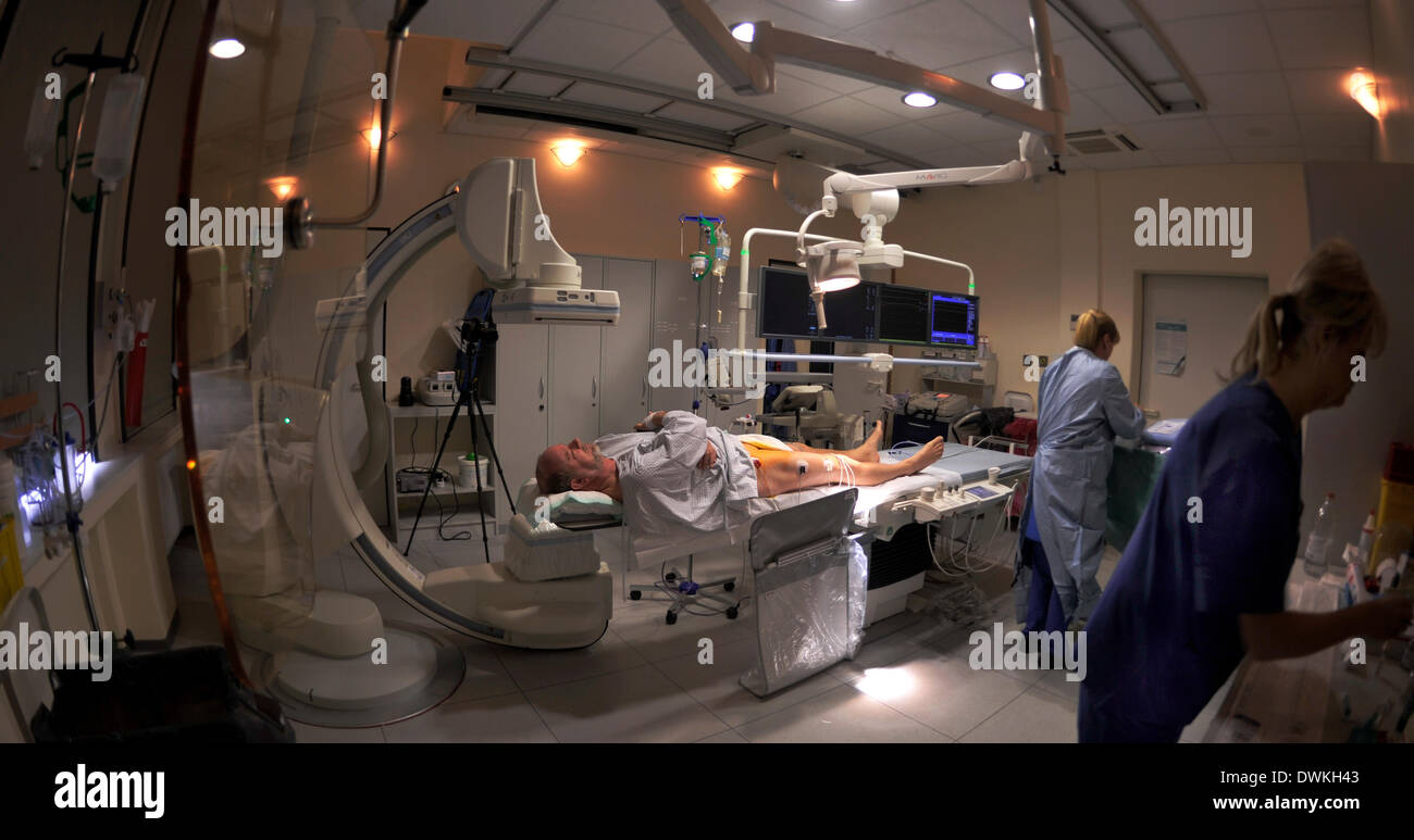 Dans le diagnostic des maladies du coeur, le cardiologue est souvent couronnée d'un cathétérisme cardiaque, une examen médical de l'arm - ou veines des jambes. La photo a été prise dans l'hôpital protestant avec la technologie numérique moderne. Banque D'Images