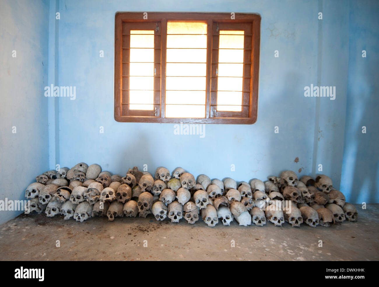 Des crânes humains, chassés par les hommes des tribus Konyak, conservés dans le centre communautaire du village, Chingnyu, Nagaland, Inde Banque D'Images