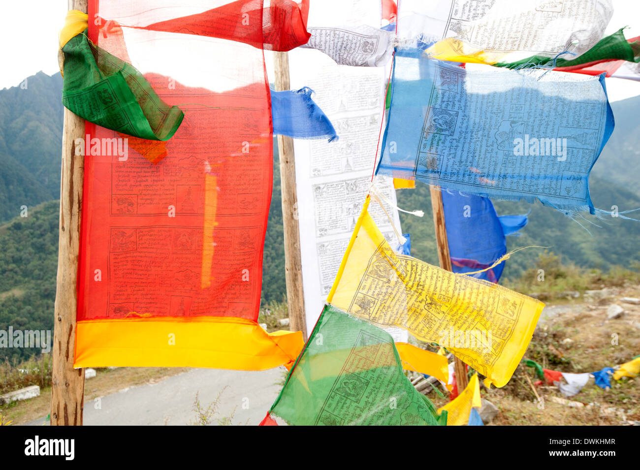 Drapeaux de prière bouddhiste flottant au vent à une route rurale près du col du SELA, de l'Arunachal Pradesh, Inde, Asie Banque D'Images