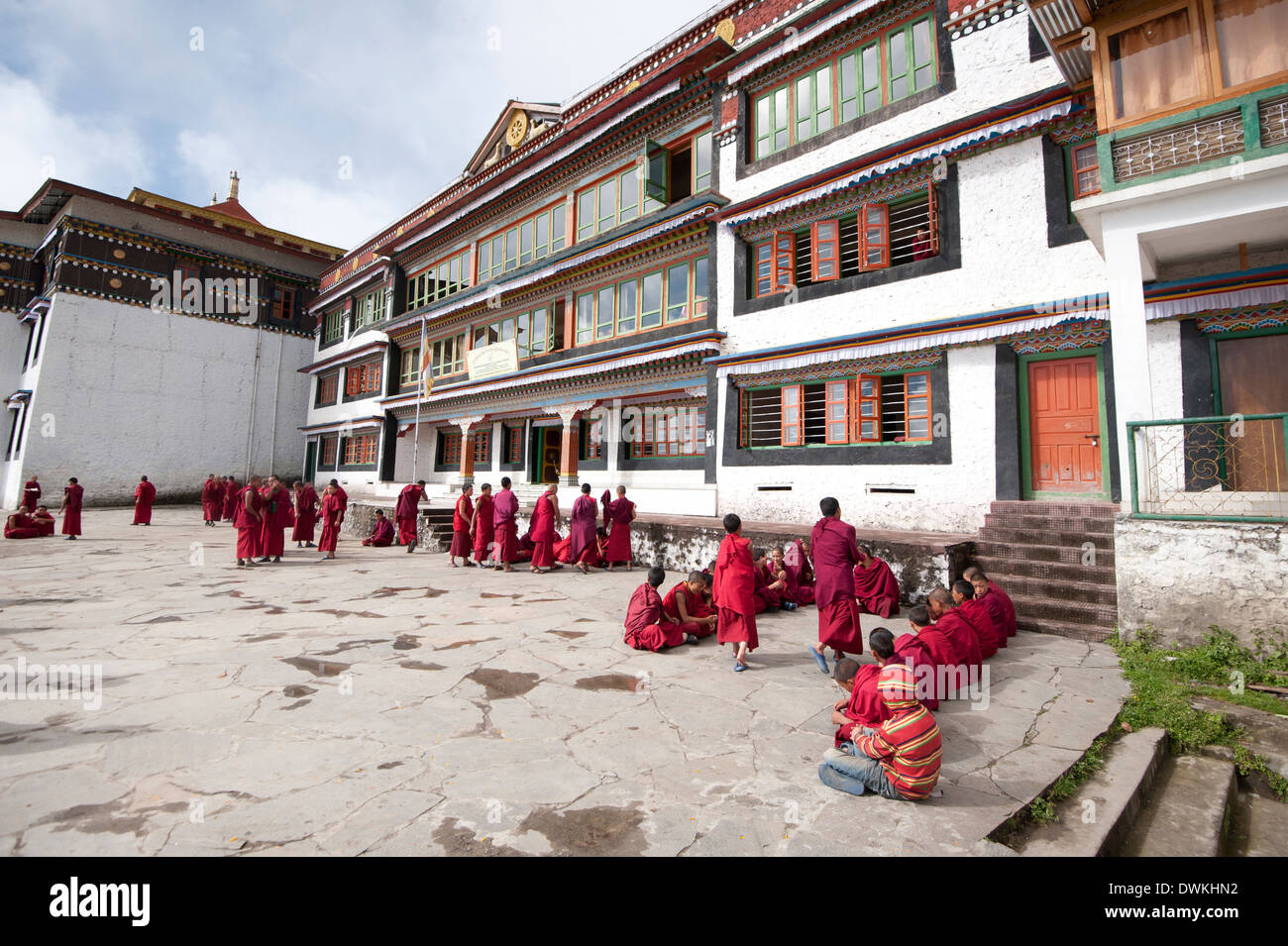 Rassemblement des moines bouddhistes en face de Tawang, le plus grand monastère bouddhiste de l'Inde, de l'Arunachal Pradesh, Inde, Asie Banque D'Images