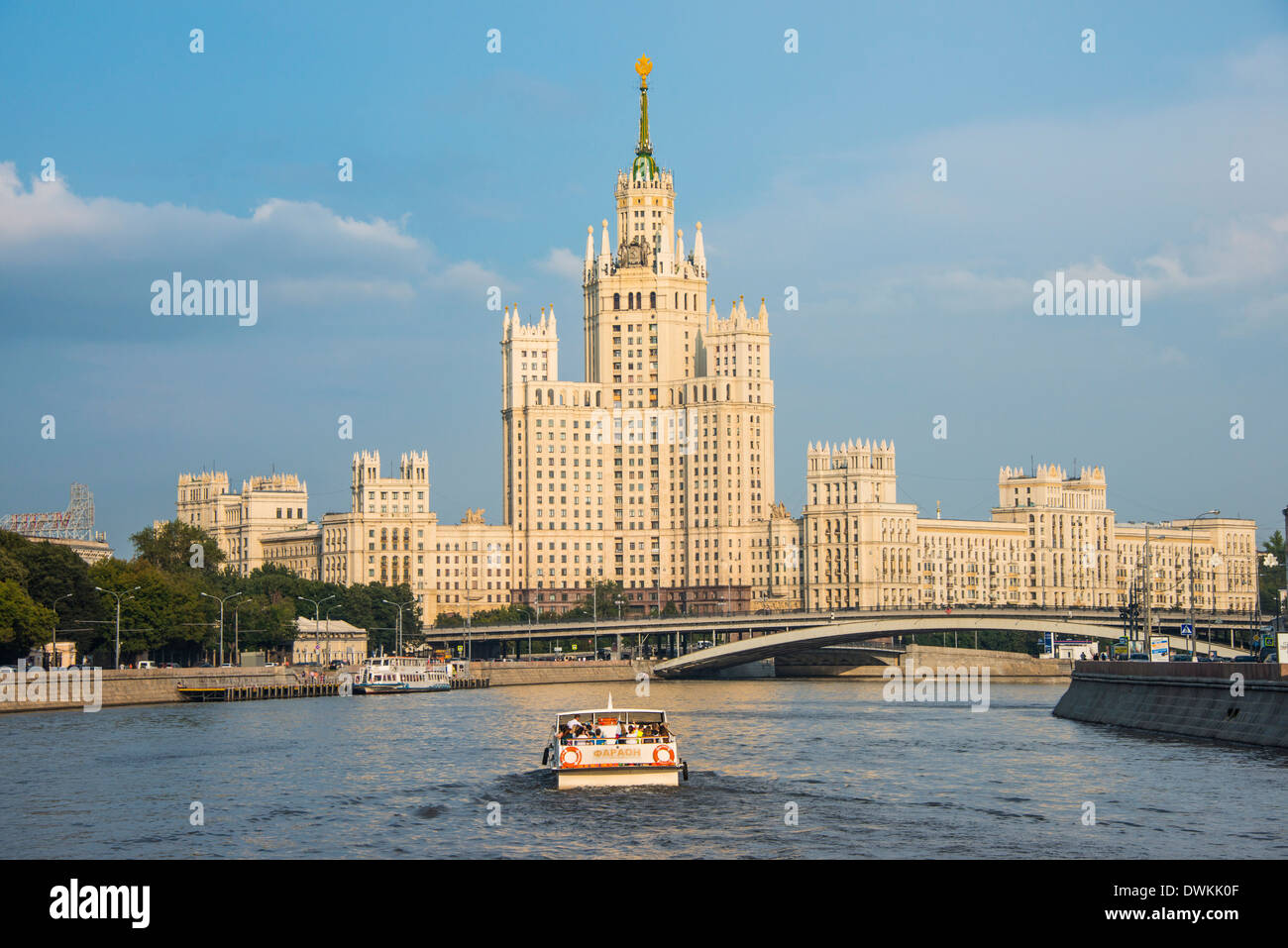 Croisière le long de la rivière Moskova (rivière) en face de l'un des tours de Staline, Moscou, Russie, Europe Banque D'Images