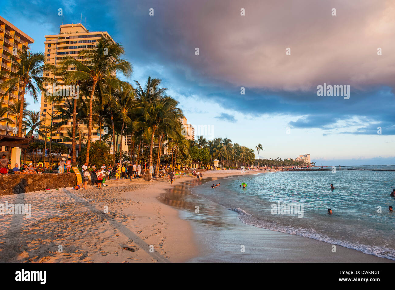 Fin d'après-midi sur les hôtels sur la plage de Waikiki, Oahu, Hawaii, United States of America, Pacifique Banque D'Images