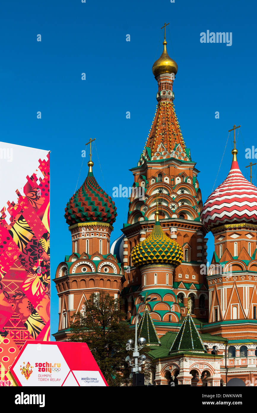Relais de la flamme des Jeux Olympiques d'hiver de Sotchi de 2014, avec l'oignon dômes de la cathédrale Saint-Basile, au-delà de la Place Rouge, Moscou, Russie Banque D'Images