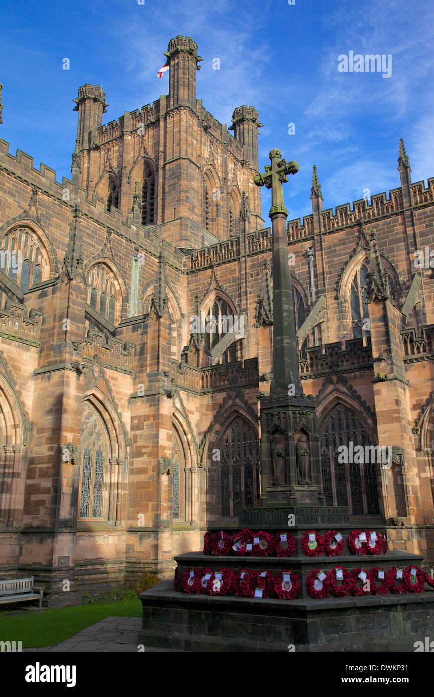 Cathédrale et War Memorial, Chester, Cheshire, Angleterre, Royaume-Uni, Europe Banque D'Images