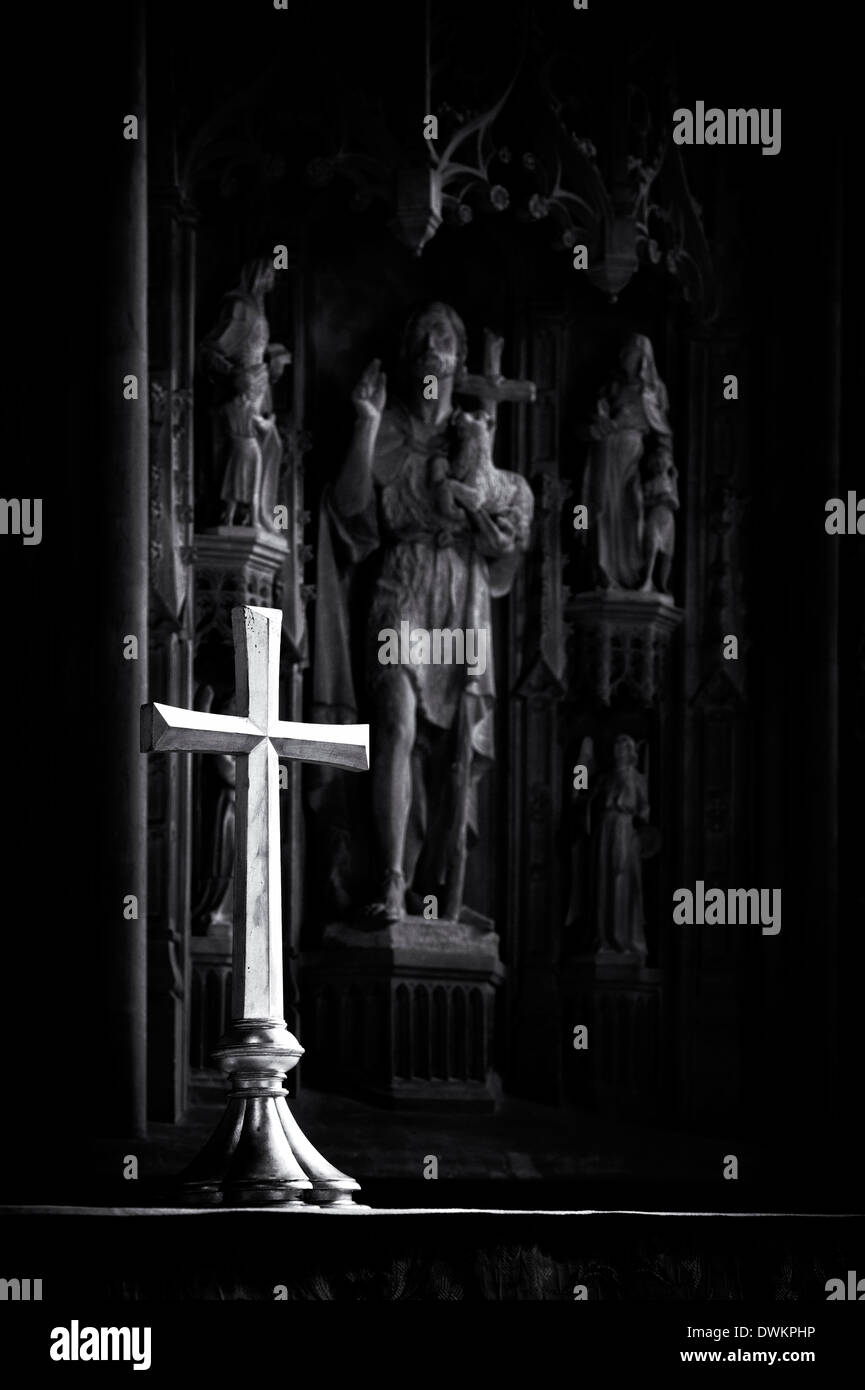 Sur l'autel de la Croix d'argent en face de Jean le Baptiste la sculpture sur pierre à l'église, Burford Cotswolds, Oxfordshire, Angleterre. Monochrome Banque D'Images