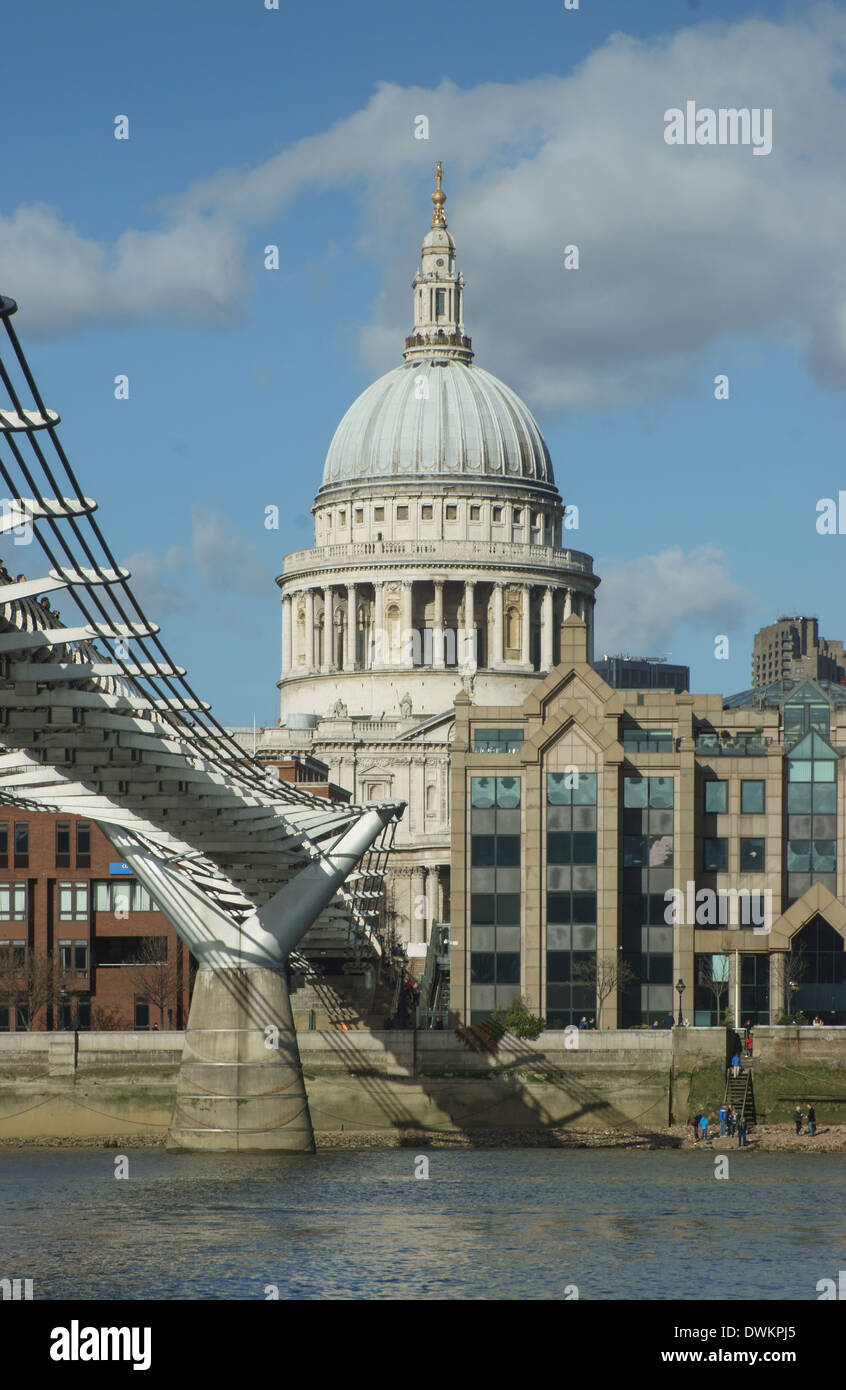 St Paul's et le Millennium Bridge Londres Banque D'Images