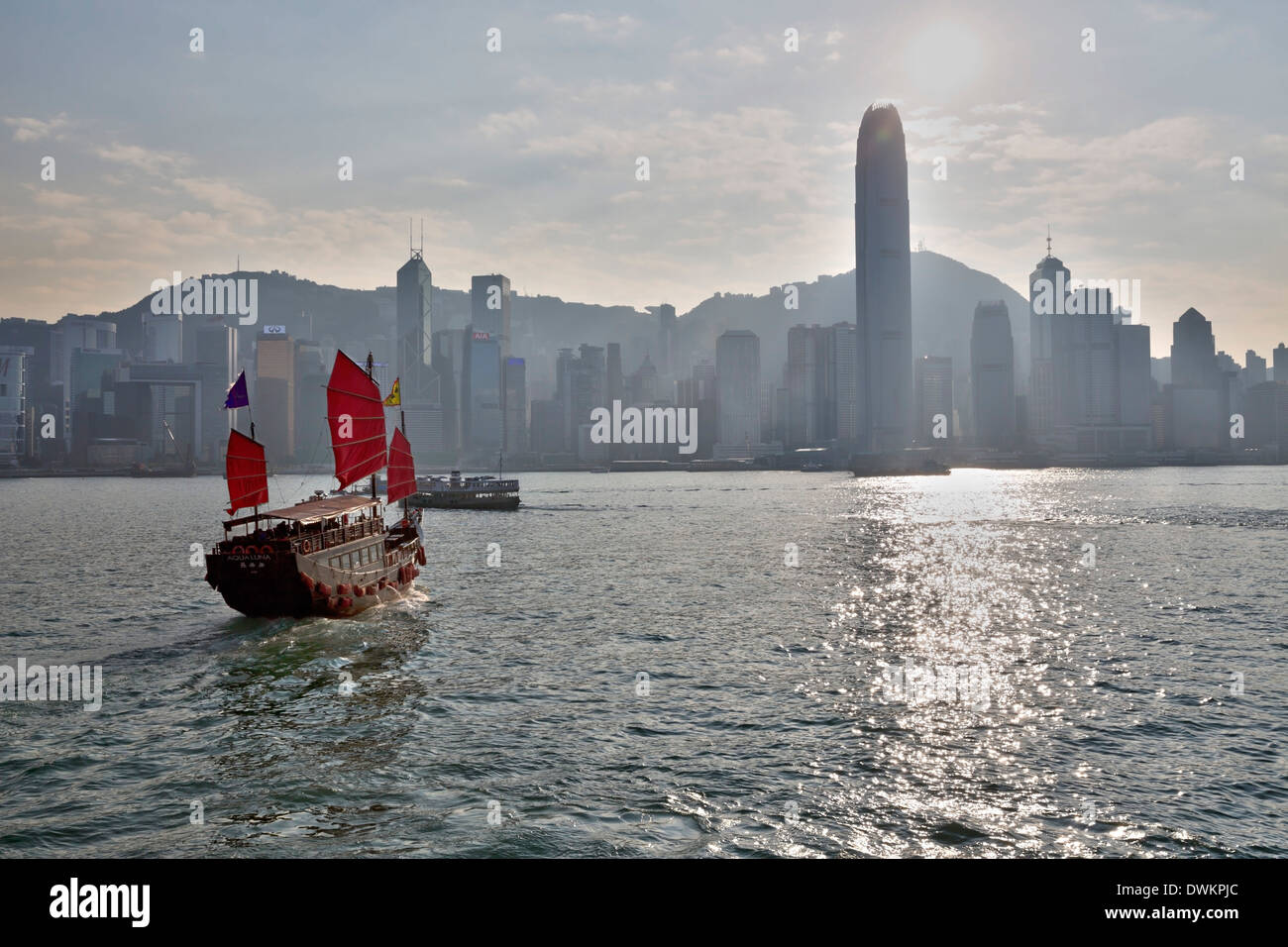 Aqua Luna Junk Boat dans le port de Victoria avec horizon de Hong Kong, Hong Kong, Chine, Asie Banque D'Images