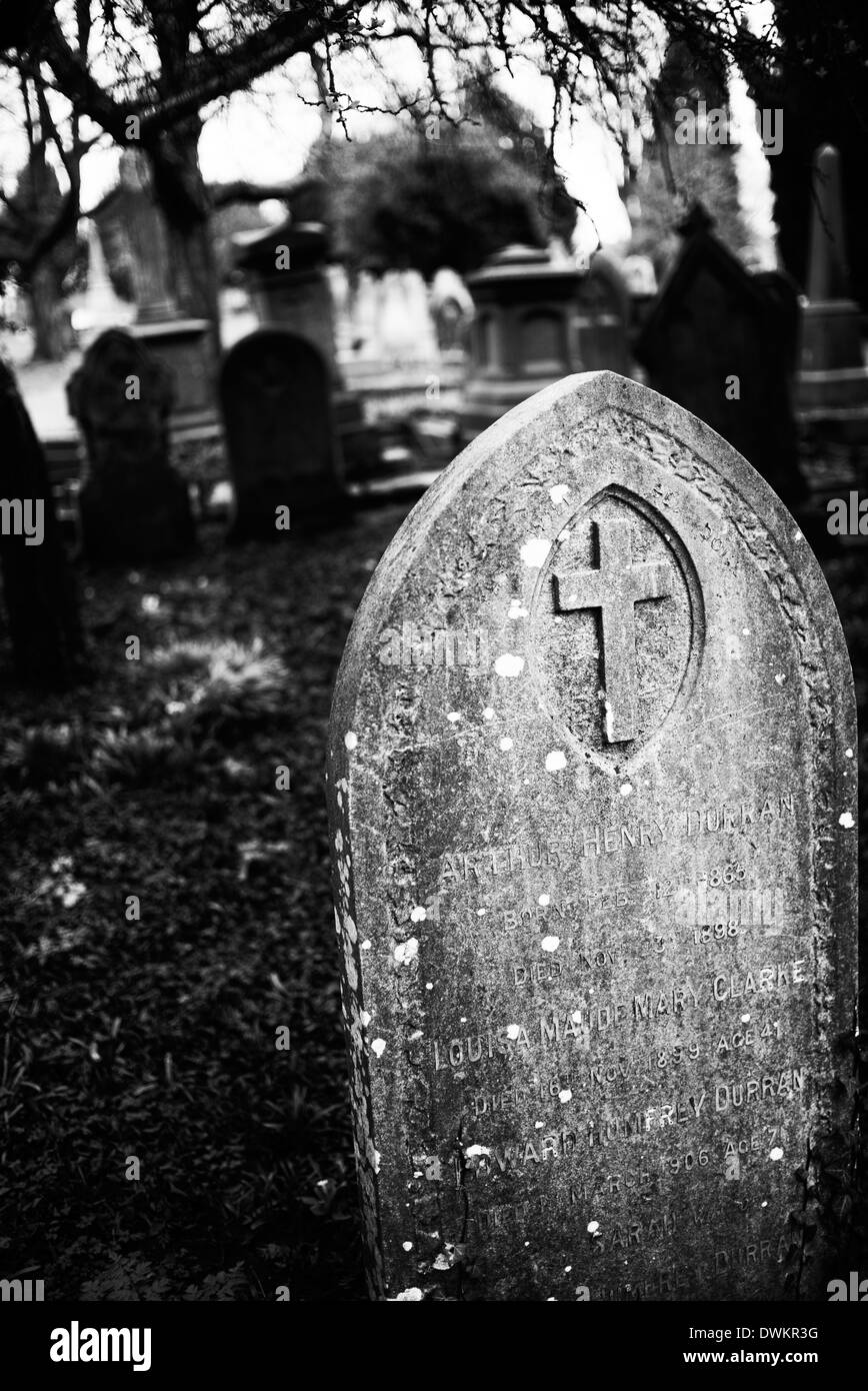 Pierre tombale avec croix de cimetière à Banbury, Oxfordshire, Angleterre. Monochrome Banque D'Images