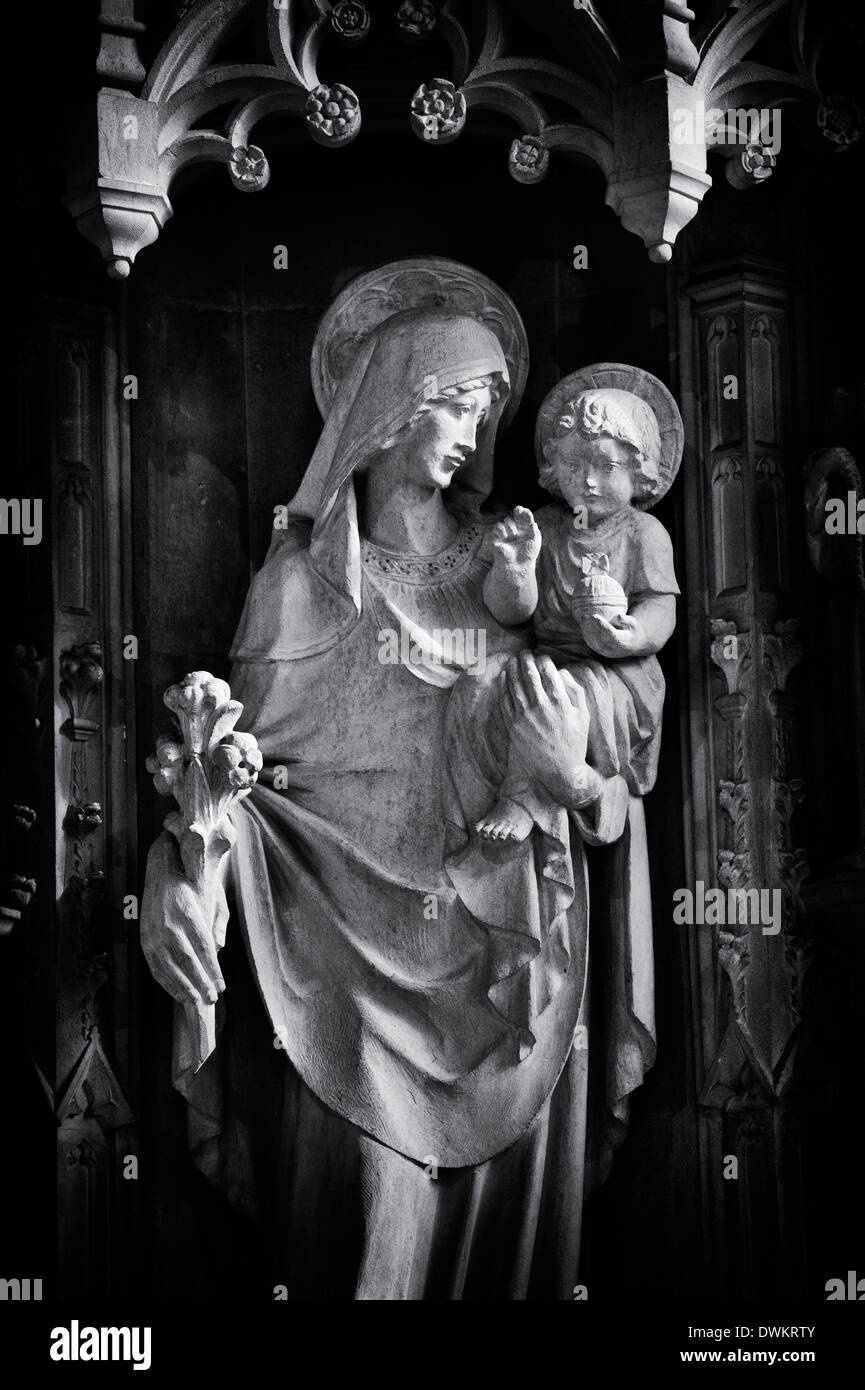 Autel de pierre Sculpture de Marie et Jésus à St John the Baptist Church, Cotswolds, Burford, Oxfordshire, Angleterre. Monochrome Banque D'Images