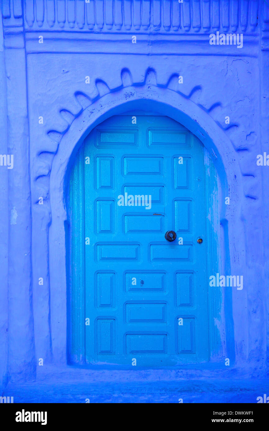 Porte peinte bleu traditionnel, Chefchaouen, Maroc, Afrique du Nord, Afrique Banque D'Images