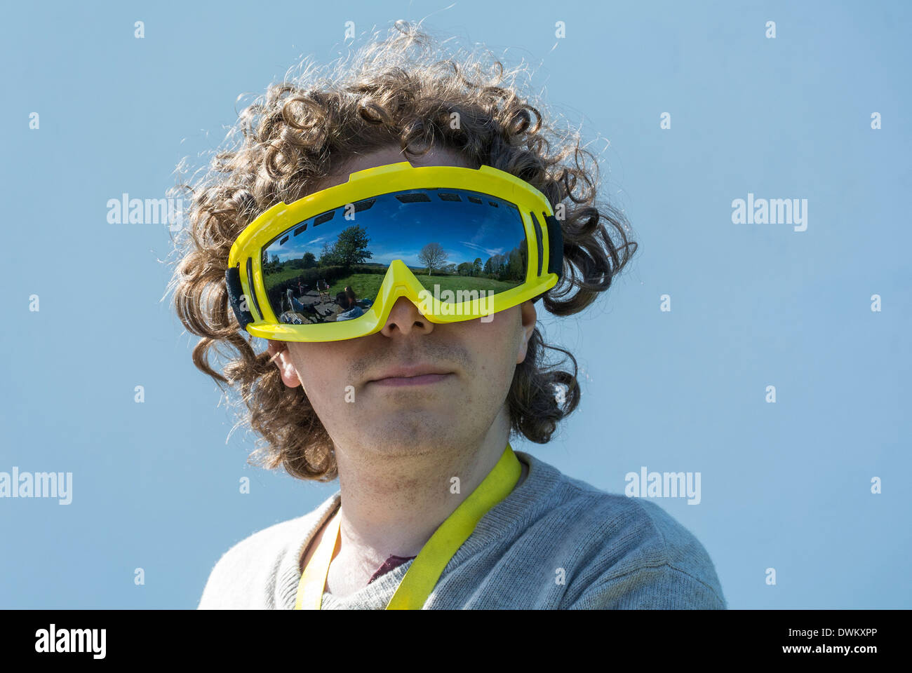 Homme portant des lunettes de ski pour lunettes de protection lors de l'flying drone Banque D'Images