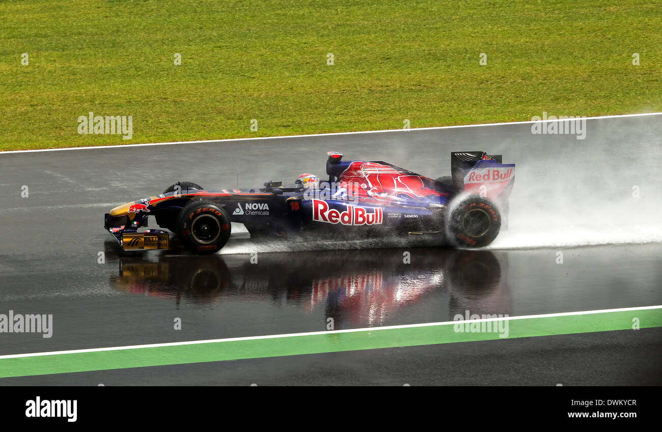 Sébastien Buemi à bord de pneus pleins humides dans un Toro Rosso au Grand Prix britannique de Formule 1 2011, Silverstone, Northamptonshire, Angleterre, Royaume-Uni. Banque D'Images