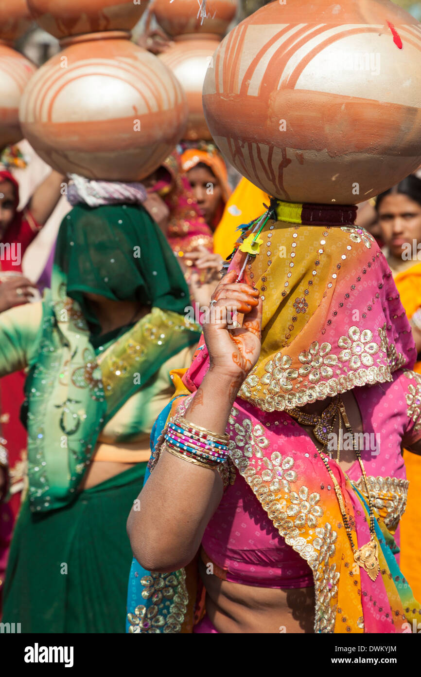 Le Rajasthan, Inde. La danse des femmes avec des pots sur la tête lors d'une célébration de mariage. Banque D'Images