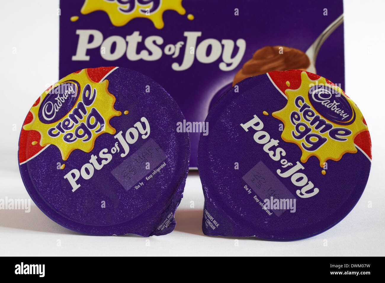 Cadbury creme egg Pots de joie sur fond blanc Banque D'Images