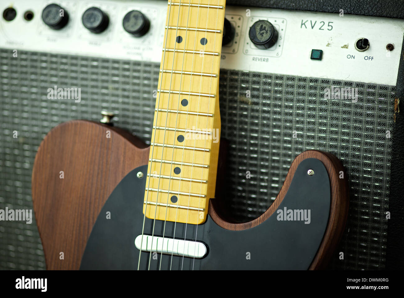 Guitare électrique Fender Telecaster 'vieilles' et l'allemand fait Schaller  25 KV de l'amplificateur Photo Stock - Alamy