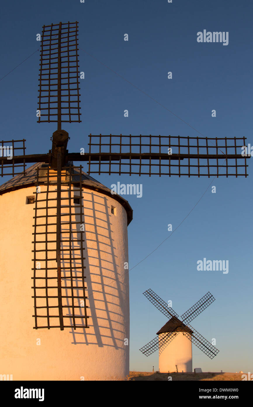 La fin de l'après-midi du soleil sur les moulins à vent de Campo de Criptana dans la région de Castille-La Manche du centre de l'Espagne. Banque D'Images