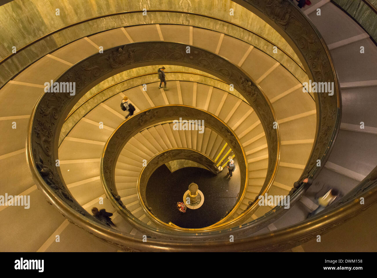 Escaliers en spirale dans les Musées du Vatican, conçu par Giuseppe Momo en 1932, Rome, Latium, Italie, Europe Banque D'Images