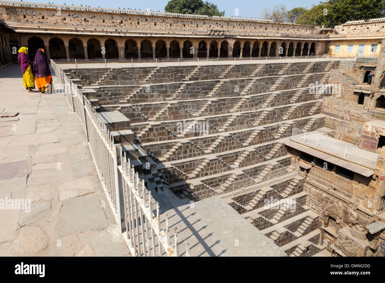 Deux femmes regardant la Chand Baori Abhaneri étape bien, Village, Rajasthan, Inde. Construit 800-900A.D. Banque D'Images