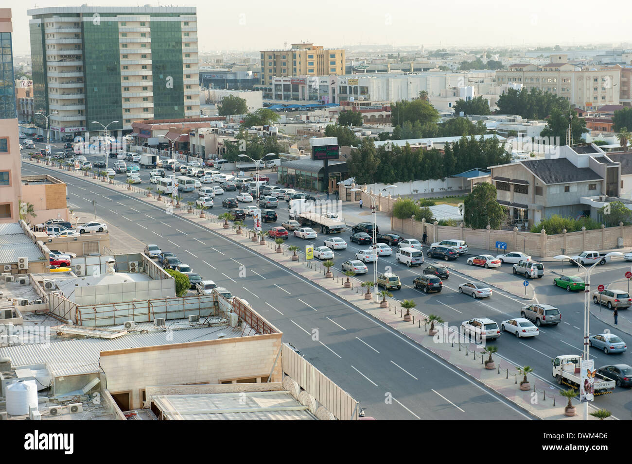 Après-midi le trafic de banlieue sur la C Ring Road, Fereej bin Mahmoud Doha Qatar Banque D'Images