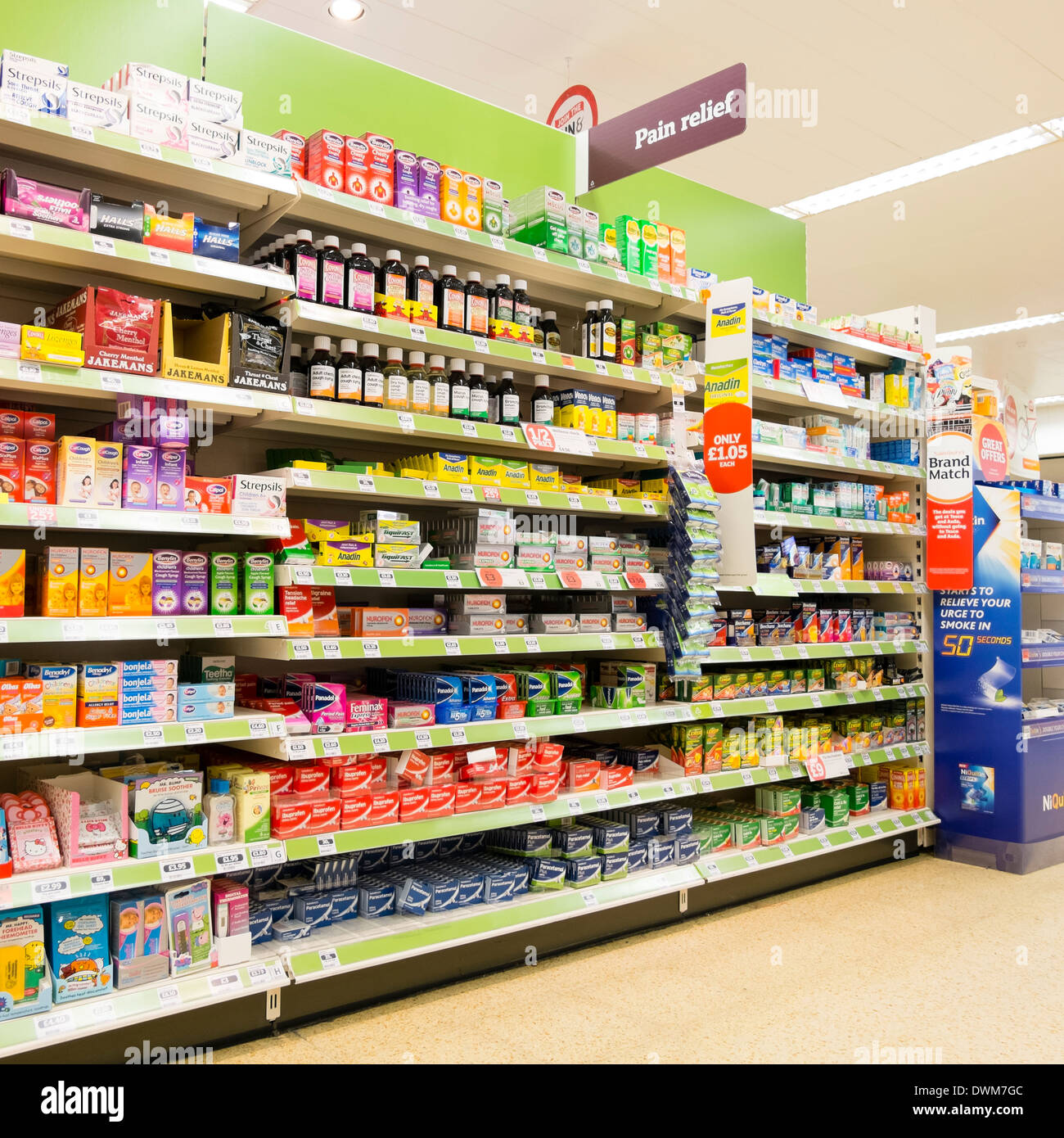 Les comprimés de soulagement de douleur en vente dans un supermarché, au Royaume-Uni. Banque D'Images