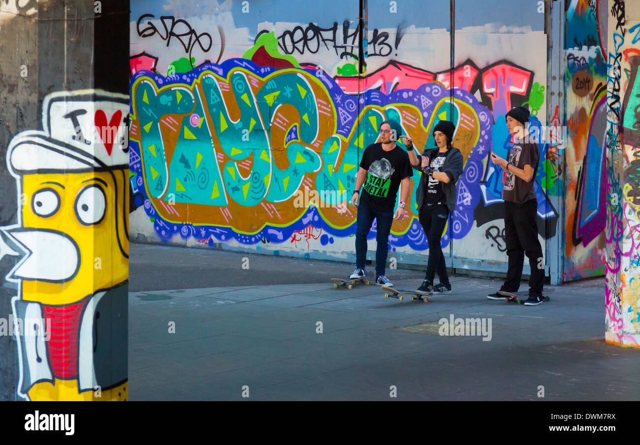 3 roulettes attendre leur tour à l'Undercroft au skate park de Southbank, Londres, Royaume-Uni. Banque D'Images