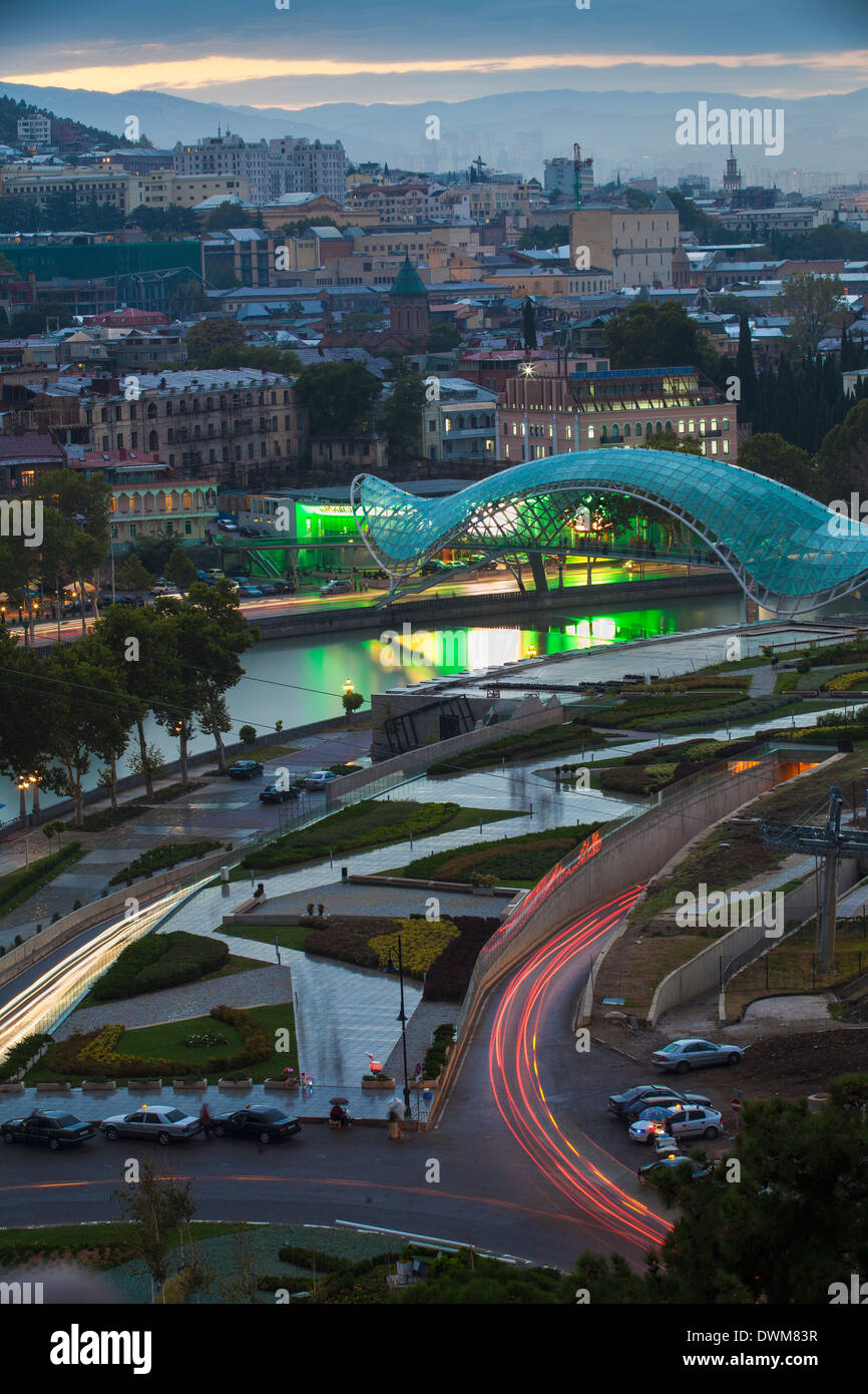 Vue vers Rike Park et pont de la paix sur la rivière Mtkvari (Koura) et la ville, Tbilissi, Géorgie, Caucase, Asie centrale Banque D'Images