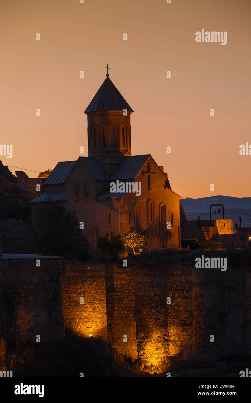 Vue de la forteresse de Narikala et Eglise Saint-Nicolas, Tbilissi, Géorgie, Caucase, Asie centrale, Asie Banque D'Images