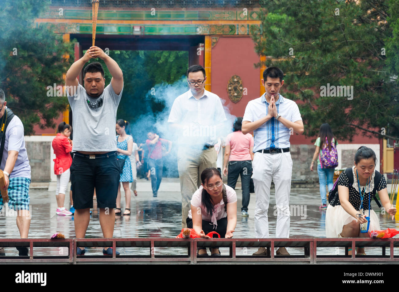 Les bouddhistes brûlent de l'encens et prier au temple Yonghegong Lama à Beijing, Chine. Banque D'Images