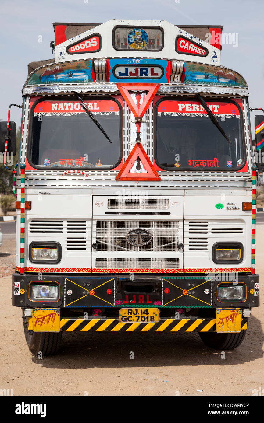 Le Rajasthan, Inde. Camion transporteur de marchandises, des marchandises. Banque D'Images