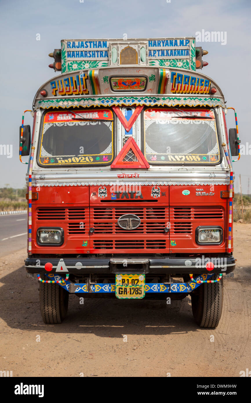 Le Rajasthan, Inde. Camion transporteur de marchandises, des marchandises. Banque D'Images
