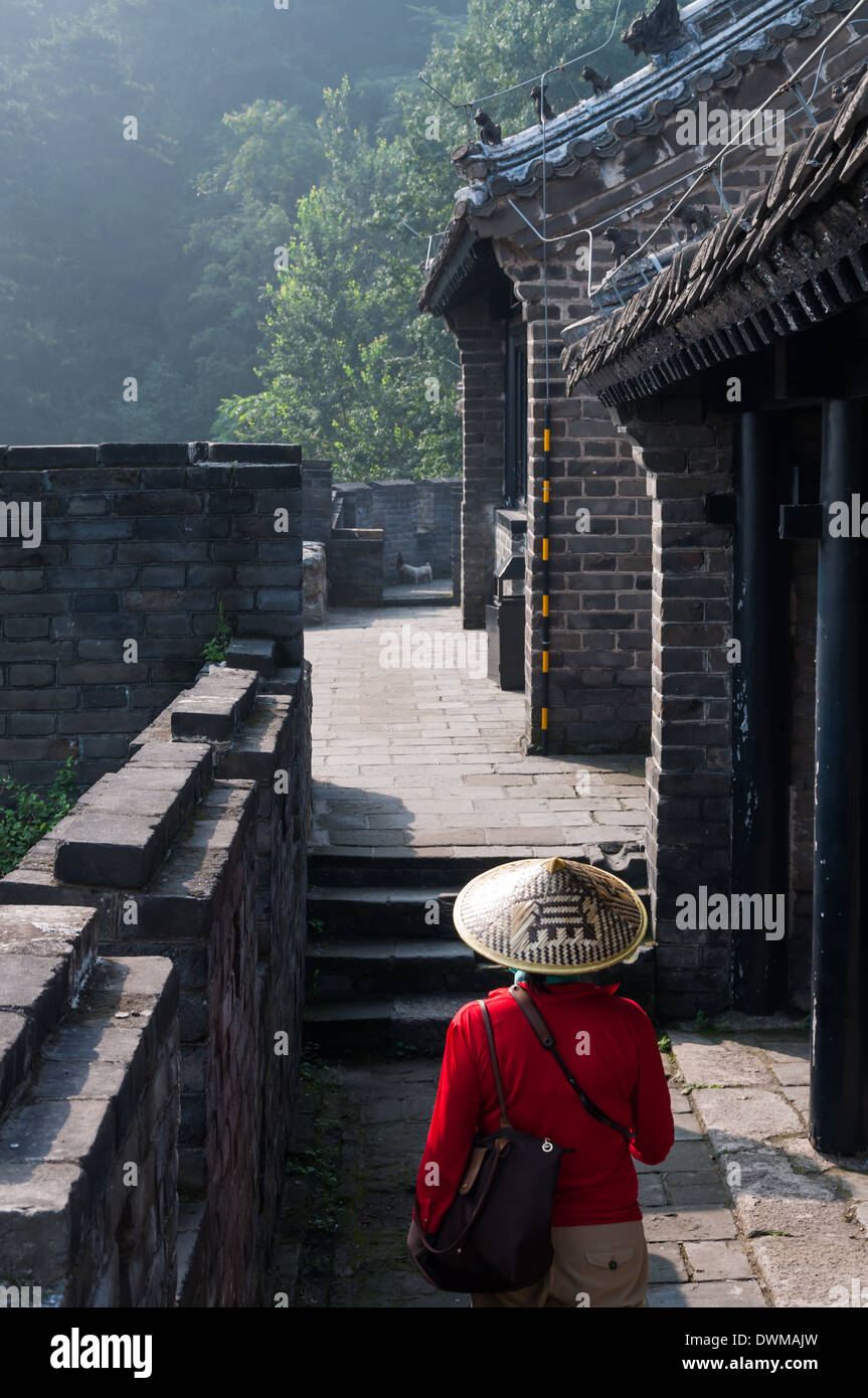 Une jeune femme seule trekking le long de la Grande Muraille de Chine. Banque D'Images